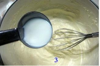 分次加入余下的鲜奶，每次搅拌均匀后再加入下一次；