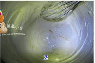 倒入1/4鲜奶，隔水小火加热软化。边加热加搅拌，直至奶酪顺滑无颗粒；