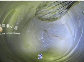 倒入1/4鲜奶，隔水小火加热软化。边加热加搅拌，直至奶酪顺滑无颗粒；