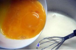 分次少量加入蛋黄，搅拌均匀；