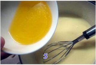 黄油切小块，隔热水融化成液态。倒入奶酪蛋黄糊中拌匀；