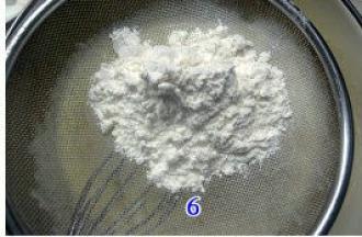 低粉和玉米淀混合均匀，过筛到步骤5中。用橡皮刮刀翻拌均匀；