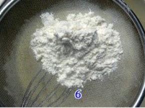 低粉和玉米淀混合均匀，过筛到步骤5中。用橡皮刮刀翻拌均匀；