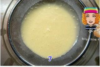 翻拌好的奶酪面糊用过滤罩过滤一遍，去除面糊中未拌匀的颗粒；