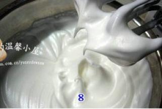 蛋白分三次加糖，用打蛋器打至八分发（打蛋器提起的蛋白顶端有弯曲的尖角）；