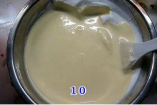 倒入剩余的蛋白中拌匀，