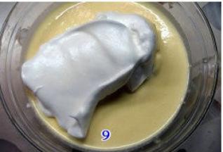 取1/3打发的蛋白到奶酪面糊中翻拌均匀，然后再取1/3蛋白与奶酪面糊翻拌均