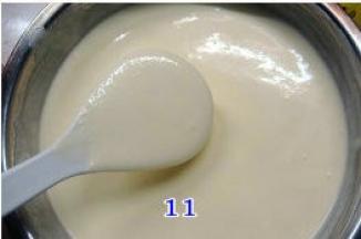 拌好的面糊细腻有光泽；