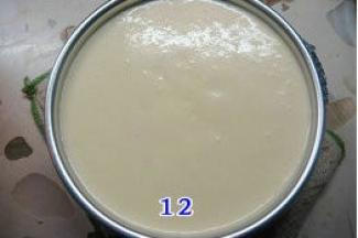 拌好的蛋糕糊倒入外部包上锡纸的模具，提起模具在案板上轻磕几下；（此方子为八寸蛋糕圆模)

     烤盘中注入2/3清水，放烤箱底层，烤网放倒数第二层；烤箱预热170度，把蛋糕模放在烤网上，转150度烤60分钟，转170度烤40分钟。烤好的蛋糕室温放凉，连模具放入冰箱冷藏六小时后脱模。烤的过程中如发现烤盘中的水变干，要及时补充热水进去。