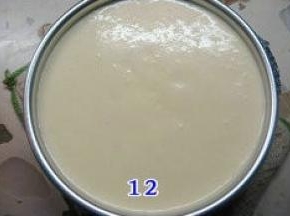拌好的蛋糕糊倒入外部包上锡纸的模具，提起模具在案板上轻磕几下；（此方子为八寸蛋糕圆模)

     烤盘中注入2/3清水，放烤箱底层，烤网放倒数第二层；烤箱预热170度，把蛋糕模放在烤网上，转150度烤60分钟，转170度烤40分钟。烤好的蛋糕室温放凉，连模具放入冰箱冷藏六小时后脱模。烤的过程中如发现烤盘中的水变干，要及时补充热水进去。