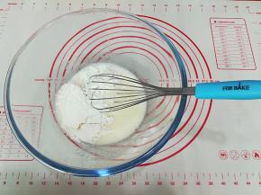 4. 把低筋面粉分次加入打蛋盆中，搅拌至看不见干粉