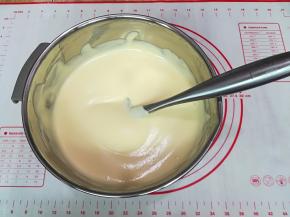 11. 再把先混合好的蛋糊倒进蛋白糊中，翻拌至看不见蛋白霜