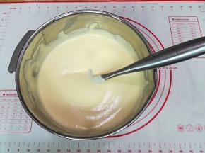 11. 再把先混合好的蛋糊倒进蛋白糊中，翻拌至看不见蛋白霜