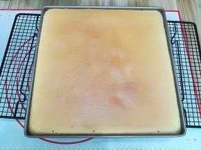 14.上色非常完美
撕掉油纸，用刀在深色白一面间隔一厘米左右浅浅地划一刀，这样可以更方便地卷起蛋糕
