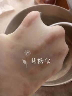 然后把波兰种放到厨师机里,再把主面团(除黄油)全部材料一起放厨师机里揉.揉到面团光滑放软化的黄油,直到揉出手膜.