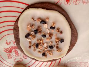 包入糯米馅和自已喜欢的坚果.