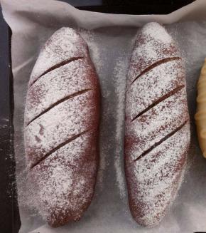 卷成长条型,盖保鲜膜进行二发.发至二倍大.用刀片划三道口子,在表面撒点面粉.烤箱预热210度,烤10分钟.再转160度烤15分钟出炉.