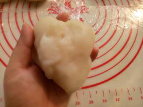 制作麻薯馅:将黄油,细砂糖和牛奶倒一起隔水加热溶化糖和黄油拌匀,加入木薯粉和糯米粉拌匀,倒入有深度的盘子里大火蒸20分钟.蒸熟后取出冷却备用.同样分成三份.