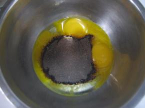 蛋黄加入红糖，搅拌至蛋黄与红糖完全融解；