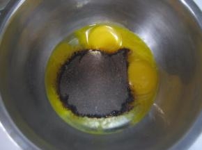 蛋黄加入红糖，搅拌至蛋黄与红糖完全融解；