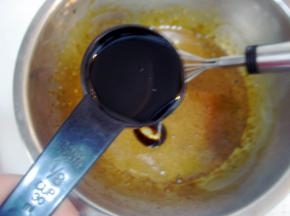 加入橄榄油搅拌均匀；