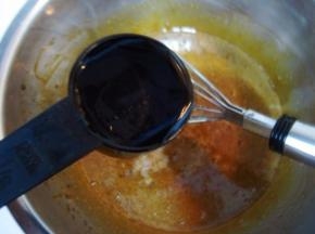 加入清水搅拌均匀；