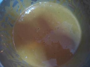 将面粉与蛋黄糊翻拌至面粉无颗粒；