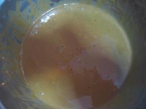 将面粉与蛋黄糊翻拌至面粉无颗粒；