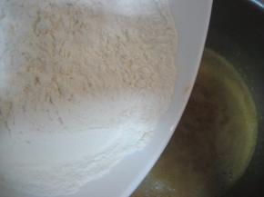 加入过筛的面粉；