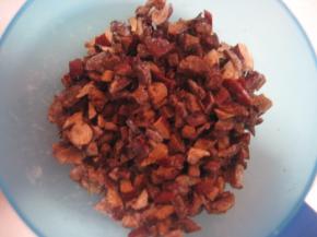 红枣浸泡一小时，取出擦干水份，去核。切成小丁，撒少许面粉抓匀；（我用的大枣比较干，如果是比较湿润的枣，可以不用泡，直接切丁用。）