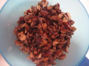 红枣浸泡一小时，取出擦干水份，去核。切成小丁，撒少许面粉抓匀；（我用的大枣比较干，如果是比较湿润的枣，可以不用泡，直接切丁用。）