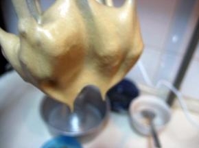 蛋白加入柠檬汁、少许盐，分三次加入红糖。将蛋白打至干性发泡；