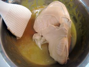 取1/3打发的蛋白到蛋黄面糊中，翻拌均匀；再取1/3蛋白到蛋黄面糊中，重复前面的动作；