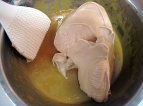 取1/3打发的蛋白到蛋黄面糊中，翻拌均匀；再取1/3蛋白到蛋黄面糊中，重复前面的动作；