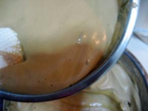 拌匀的面糊倒入剩余的蛋白中；