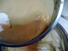 拌匀的面糊倒入剩余的蛋白中；