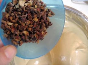 将红枣粒倒入翻拌好的蛋糕糊中，翻拌均匀；