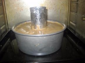 烤箱预热170度，下层，烤40分钟；烤好的蛋糕取出立即倒扣，放凉后脱模。
   （如果不用椰汁罐，就将蛋糕模放中层，140度预热，烤50分钟，再转150度烤10分钟）