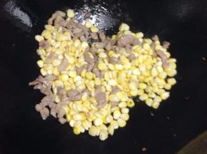 翻炒变色后加入玉米粒