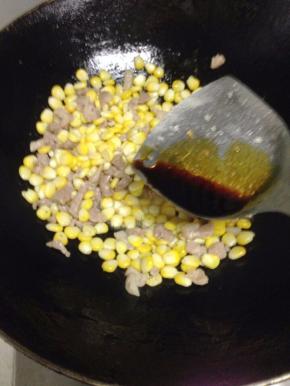 翻炒片刻后加入少许生抽炒匀