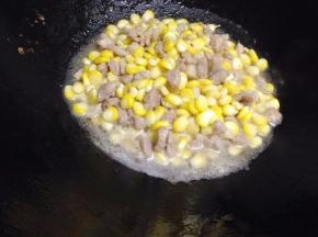 加适量的水中大火煮至汤汁收干，期间要不停翻炒，以免糊锅