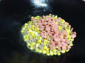 最后加入切好的火腿肠炒匀即可出锅