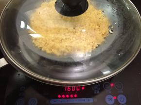 捞出放入蒸锅中，中火蒸30分钟