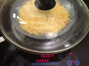 捞出放入蒸锅中，中火蒸30分钟