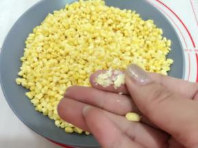 蒸好的绿豆，用手就可以碾成泥