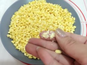 蒸好的绿豆，用手就可以碾成泥