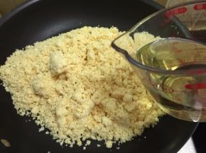 把绿豆倒进不粘锅，再倒入油，油分两次倒