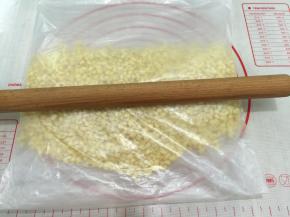 把绿豆放至手温装进保鲜袋用擀面杖碾碎，（这样没有其它电器的也一样可以做绿豆糕啦）