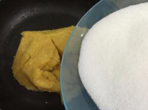 炒至开始成团再把细砂糖分两次倒入