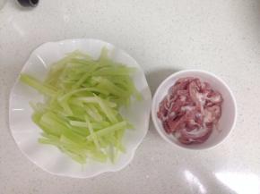 准备好所有材料（莴笋去皮切丝，瘦肉洗净，切细条状，然后加些淀粉，和少量的油，盐抓匀掩制会。）